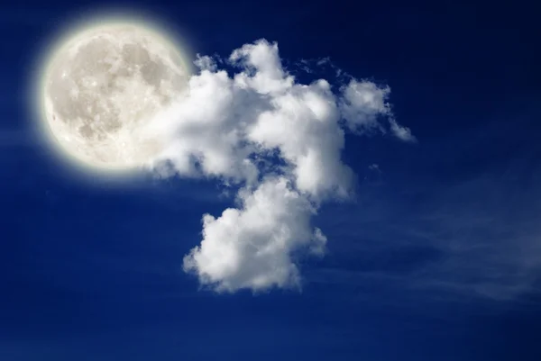 Cielo nocturno con gran lunar —  Fotos de Stock