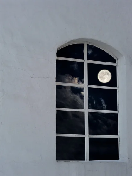 Mond im Fenster — Stockfoto