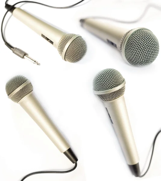 Um microfone dinâmico com um cabo ondulado sobre branco . — Fotografia de Stock