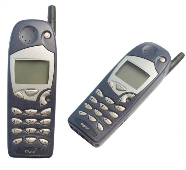 Старый мобильный телефон изолирован на белом — стоковое фото