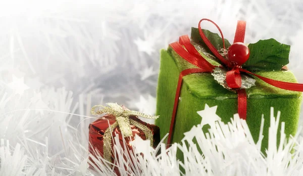 Рождественские коробки с подарками на белой ленте — стоковое фото