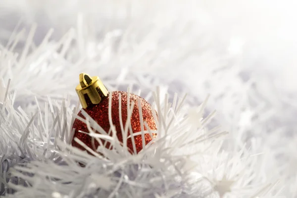 Czerwona świąteczna piłka na białym — Zdjęcie stockowe