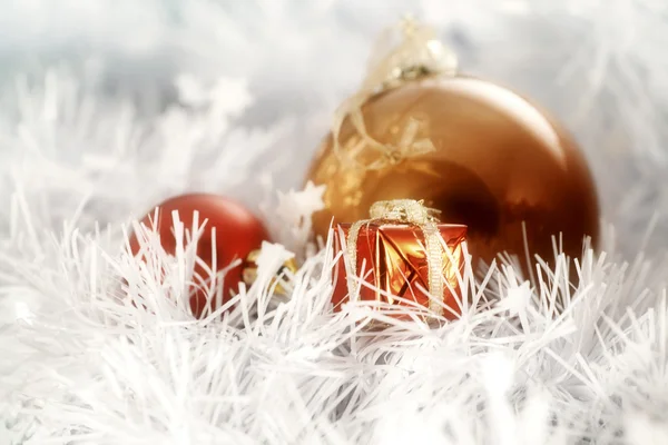 Bolas de Navidad whit litle caja de decoración en blanco jalá saludo — Foto de Stock