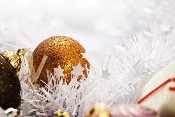 Bola de Navidad de oro con tarjeta de felicitación fotografía — Foto de Stock