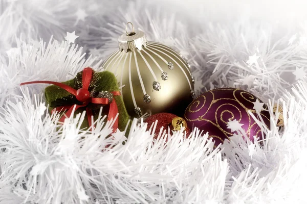 Bolas de Navidad y disposición de la caja Fotografía de la tarjeta de felicitación — Foto de Stock