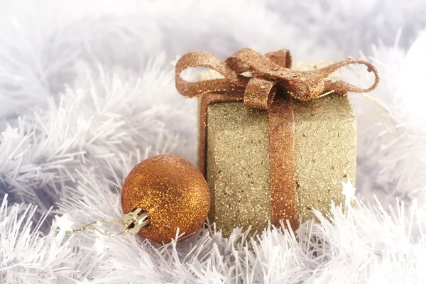Dold Vánoční krabice a míč | Vánoční pozdrav — Stock fotografie