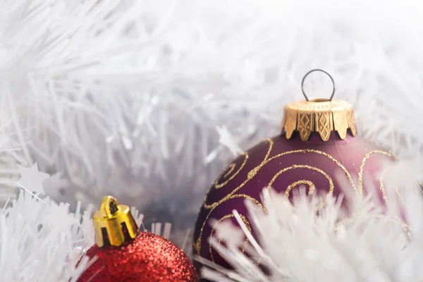 Kerstmis paarse bal — Stockfoto