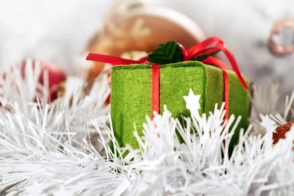Kerstmis groene doos en ballen — Stockfoto