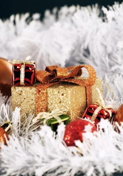 Золотая рождественская шкатулка — стоковое фото