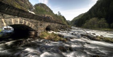 nehir ve Norveç'te eski bir köprü