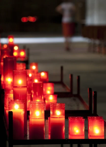 Červené svíčky v kostele — Stock fotografie