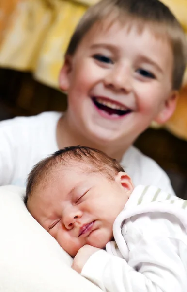 Nyfödda med bror — Stockfoto