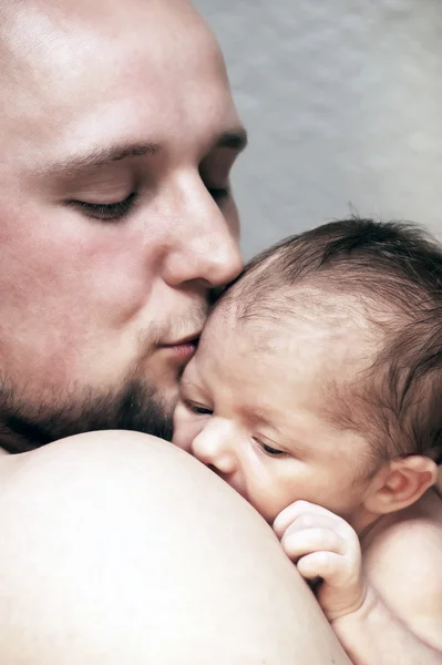 Отец целует своего малыша. — стоковое фото