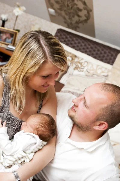 Молодая пара с новорожденным — стоковое фото