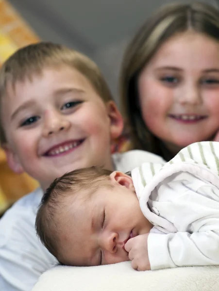Nouveau-né avec des frères et sœurs — Photo