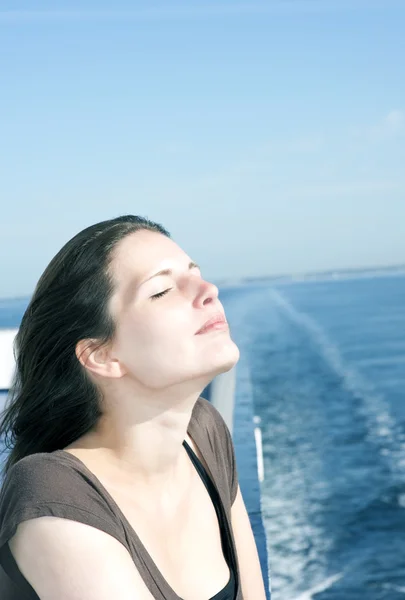 Vrouw genieten van zon upperdeck — Stockfoto