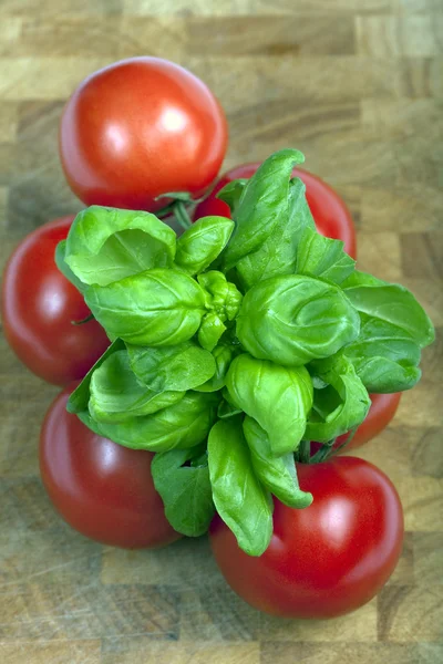 Tomatoes and basilicum — Stock Photo, Image