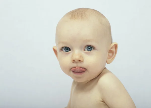 Bebê mostra língua — Fotografia de Stock