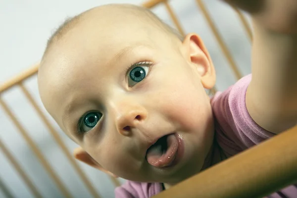 Bebê mostra língua — Fotografia de Stock