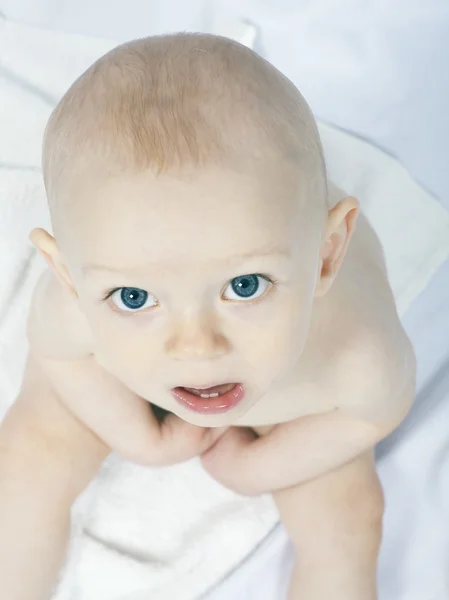 Bebé Olhando Para Cima — Fotografia de Stock