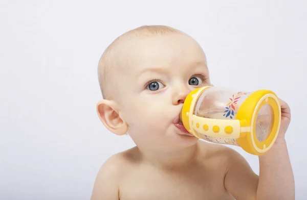 Baby Mit Ihrer Babyflasche — Stockfoto