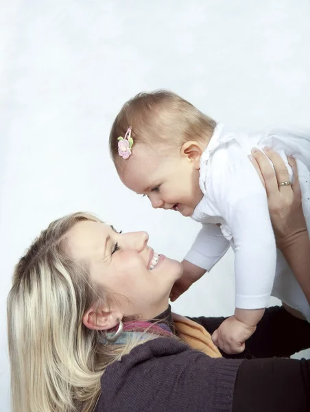 Mãe Bonita Bebê Adorável — Fotografia de Stock