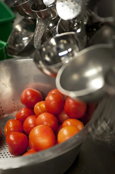 Pomodori Lavati Colino Acciaio Inox Serie Ristorante Dettaglio — Foto Stock