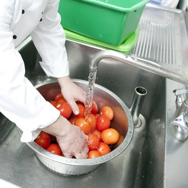 Praní rajčat — Stock fotografie