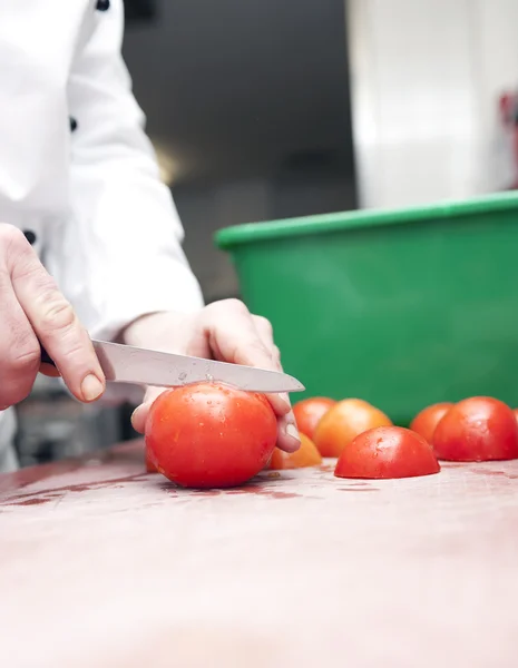 Preparazione del pomodoro per l'insalata — Foto Stock