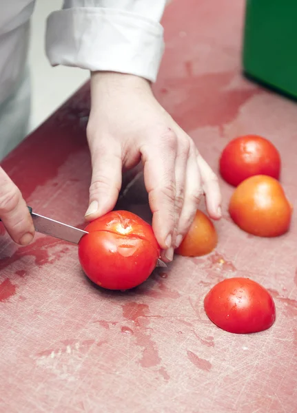 Cięcia Pomidorów Commercial Kuchnia — Zdjęcie stockowe