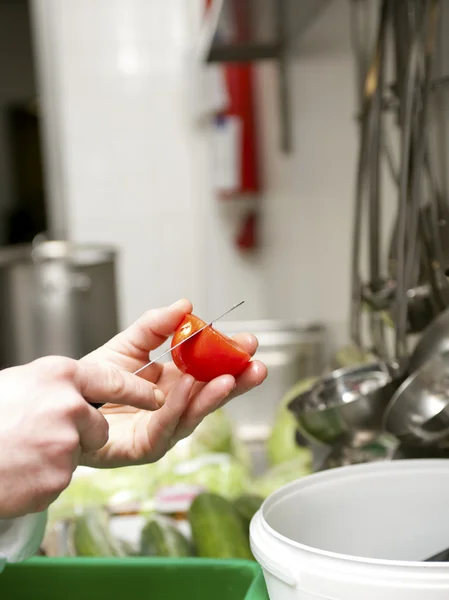 Förbereda tomat sallad — Stockfoto