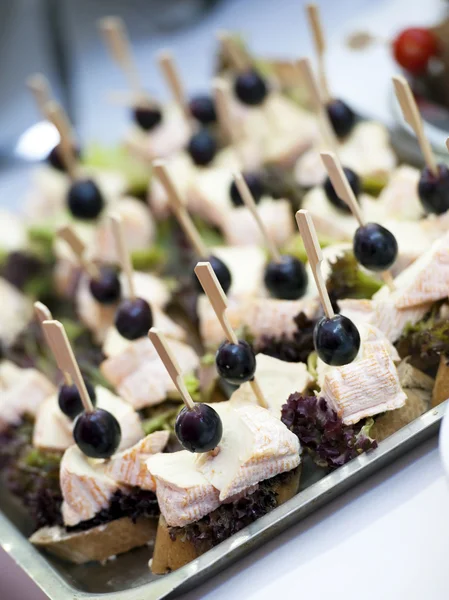 Plato buffet con queso y aceitunas — Foto de Stock
