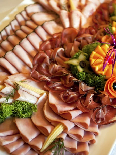 Piatto a buffet con diversi tipi di prosciutto — Foto Stock