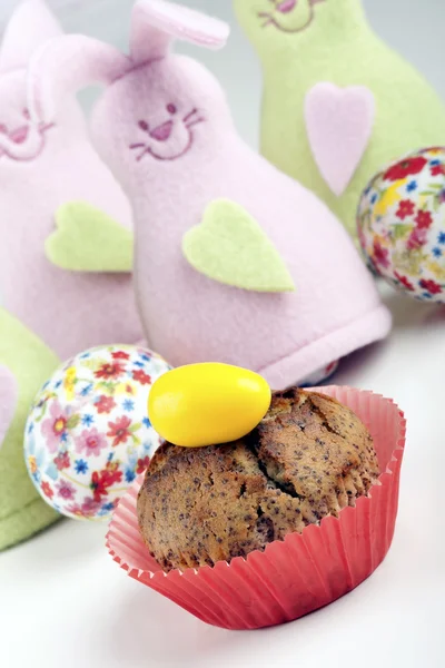 Muffin decorated with easter egg — Stock Photo, Image