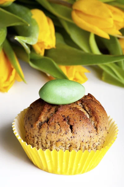 Cupcake and yellow tulips — Stock Photo, Image