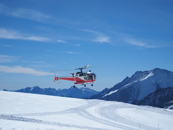 Helikopterli helikopter swiss mou içinde Avrupa jungfraujoch üst — Stok fotoğraf