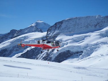 İsviçre mountai yılında Avrupa jungfrau üst uçan helikopter