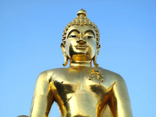 Goldene Buddha-Statue am goldenen Dreieck in Thailand — Stockfoto