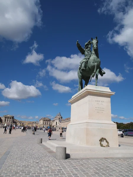 Framför Chateau de Versailles & Kung Louie Xiv staty — Stockfoto