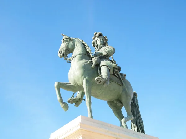 Koning louie xiv standbeeld tegen blauwe hemel, versailles — Stockfoto