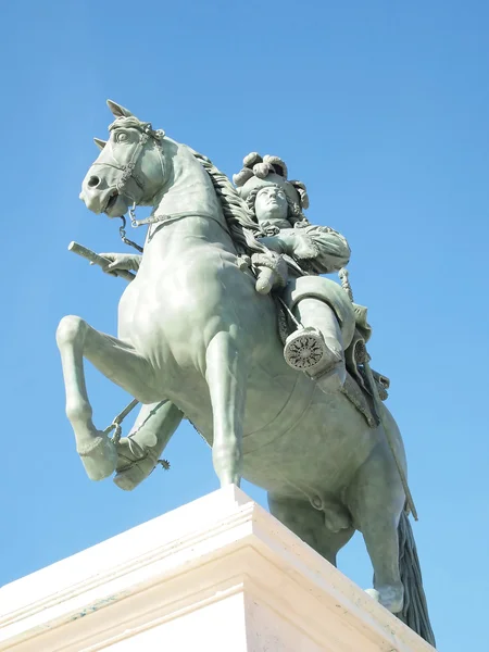 Estatua del rey Louie XIV en el castillo de Versalles Francia —  Fotos de Stock
