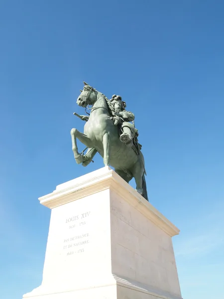Król louie xiv statua w Wersalu, Francja — Zdjęcie stockowe