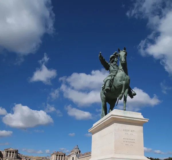 Castillo de Versalles y Rey Louie XIV Estatua —  Fotos de Stock