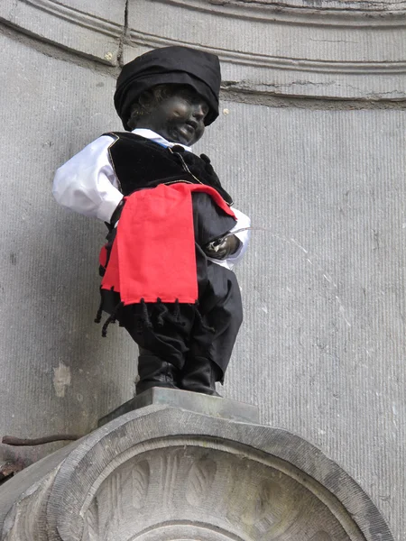 Manneken pis with Cyprus Cloth at Brussels in Belgium — Stock Photo, Image