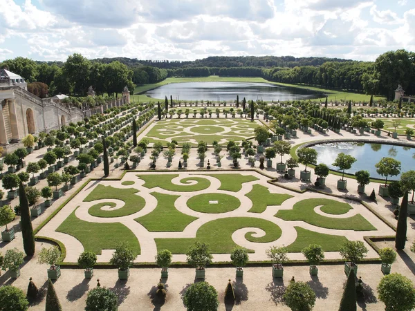 Jardins decorativos em Versalhes, na França — Fotografia de Stock