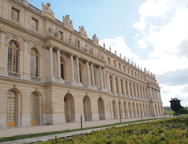 Castle of Versaille frontage with blue sky in the background — Stock Photo, Image