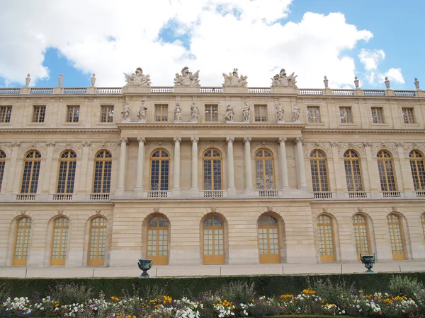 Замок Версаль на фоне синего неба — стоковое фото