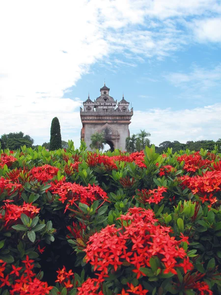 Patuxay, lao üzerinde kırmızı çiçekli vientianered zafer kapısı — Stok fotoğraf