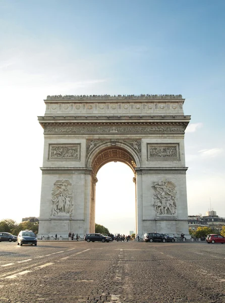 Триумфальная арка с улицей, Наполеон Бонапарт в Париже Франция — стоковое фото
