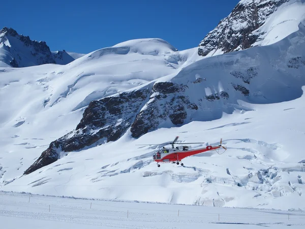 Voertuigen helikopter op jungfrau in Zwitserland berg — Stockfoto